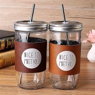 Kozarec s pločevinastim pokrovčkom in slamico iz nerjavečega jekla 