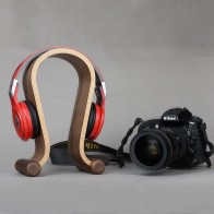 Leseno stojalo za slušalke