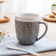 Skodelica iz porcelana v izgledu pletenine