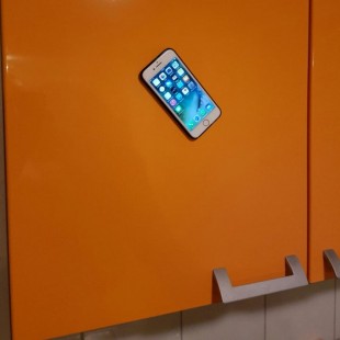 Etui za telefon, ki omogoča prostoročno uporabo na večini površin
