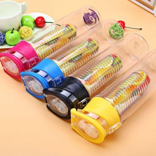 Steklenica za pijačo z nosilcem za sadje